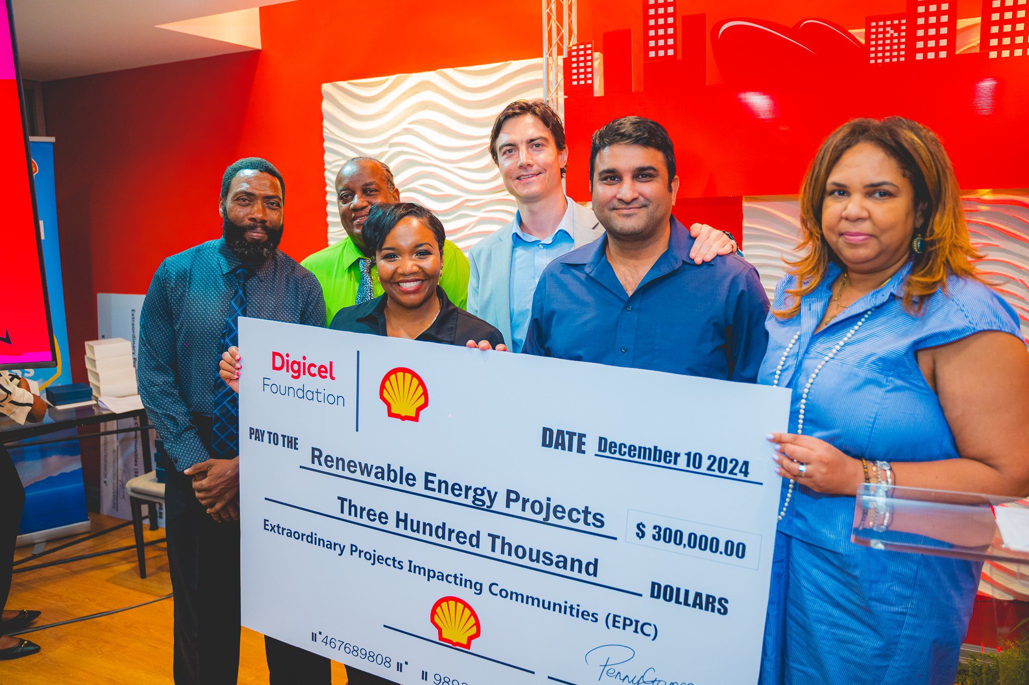 (L-R) EPIC Grant awardees in the Renewable Energy Category (from left to right) Len Peters and Nicholas Alexander of the Grande Riviere Tourism Development Organisation and Thomas Jackson and Arvin Singh of the Trinidad and Tobago Association for Energy Engineers, pose with Shell T&T’s Ryssa Brathwaite, Social Performance & Social Investment Advisor (on the left) and Candice Clarke-Salloum, Corporate Relations Manager and Country Chair for the English Caribbean.