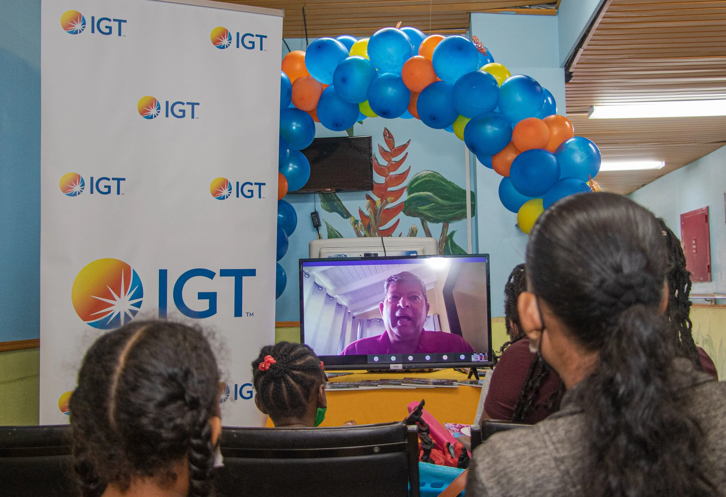 On March 21, 2023, young patients attending the pediatric oncology clinic at Mt. Hope Hospital had an easier wait than usual as they participated in a virtual storytelling event led by IGT Country Manager Roger Bolai.